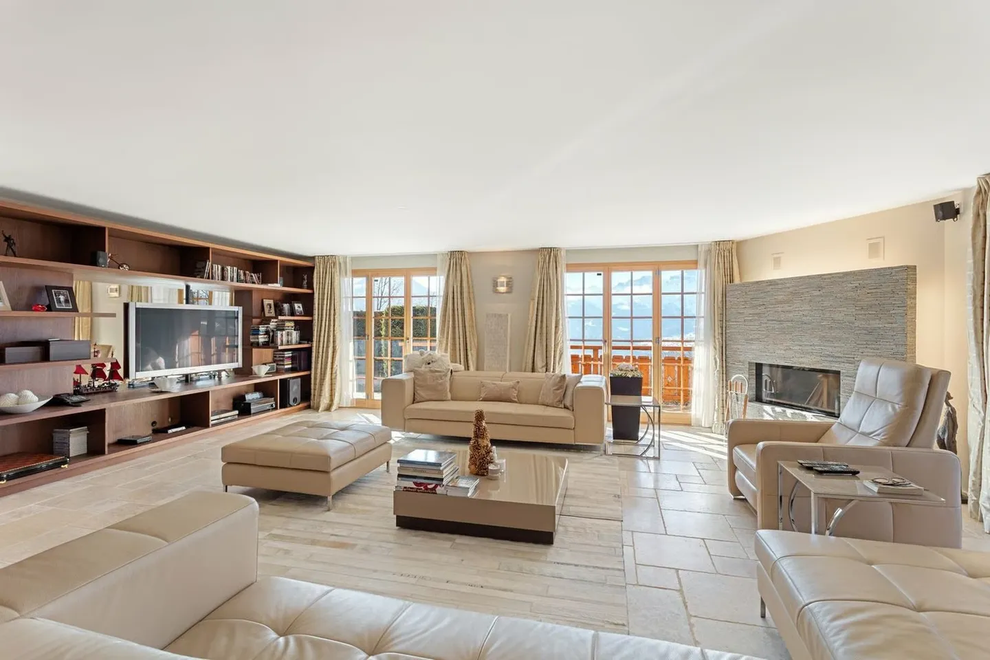 Superlative Chalet with 15 Rooms, Elevator and Panoramic View! - Photo 9 of 13