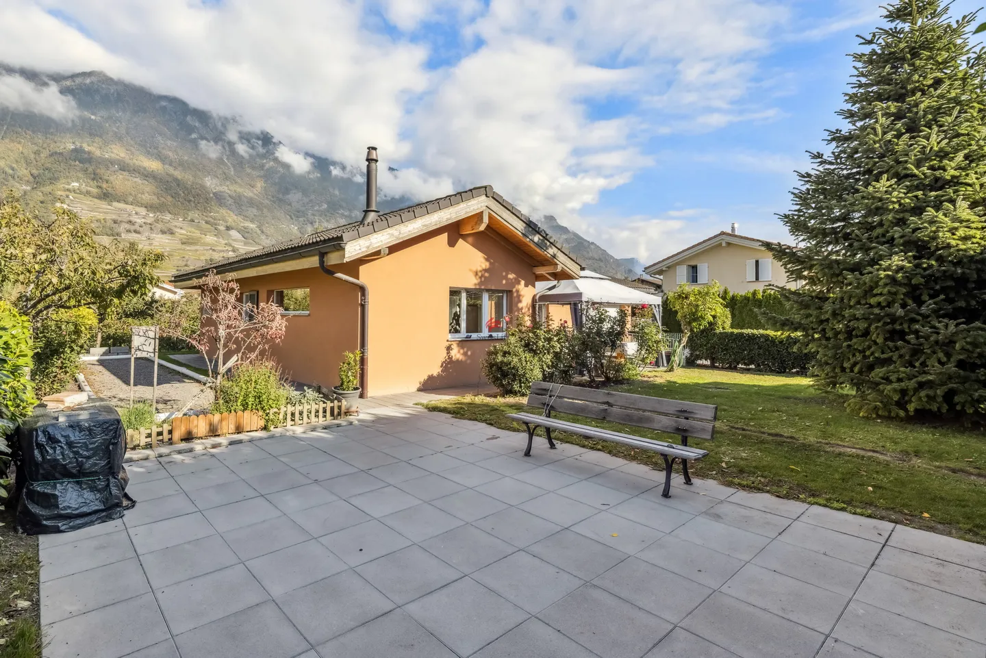 Villa al piano terra con sei posti auto - Foto 6 di 8