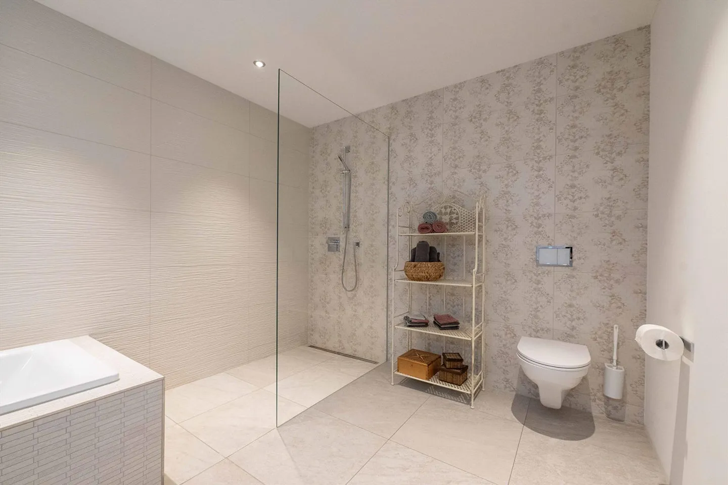 4.5-Room Terrace Apartment with a View of Lake Lucerne - Photo 7 of 8