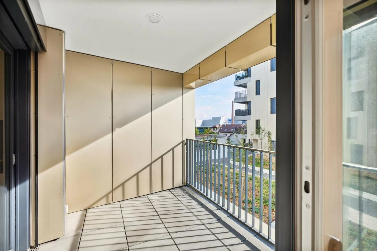 Modern and bright apartment - Photo 1 of 6