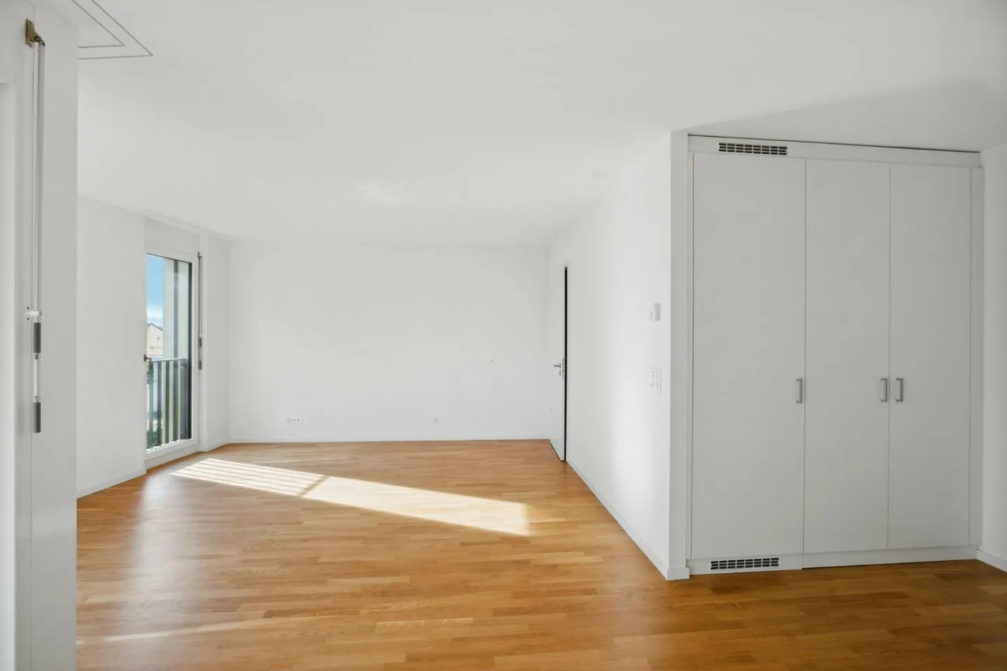 Modern and bright apartment - Photo 2 of 6