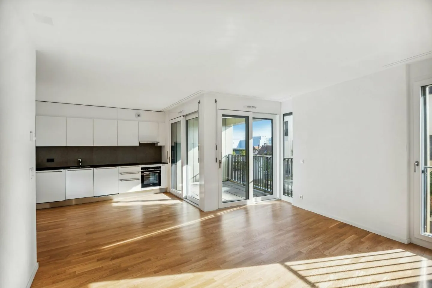 Modern and bright apartment - Photo 3 of 6