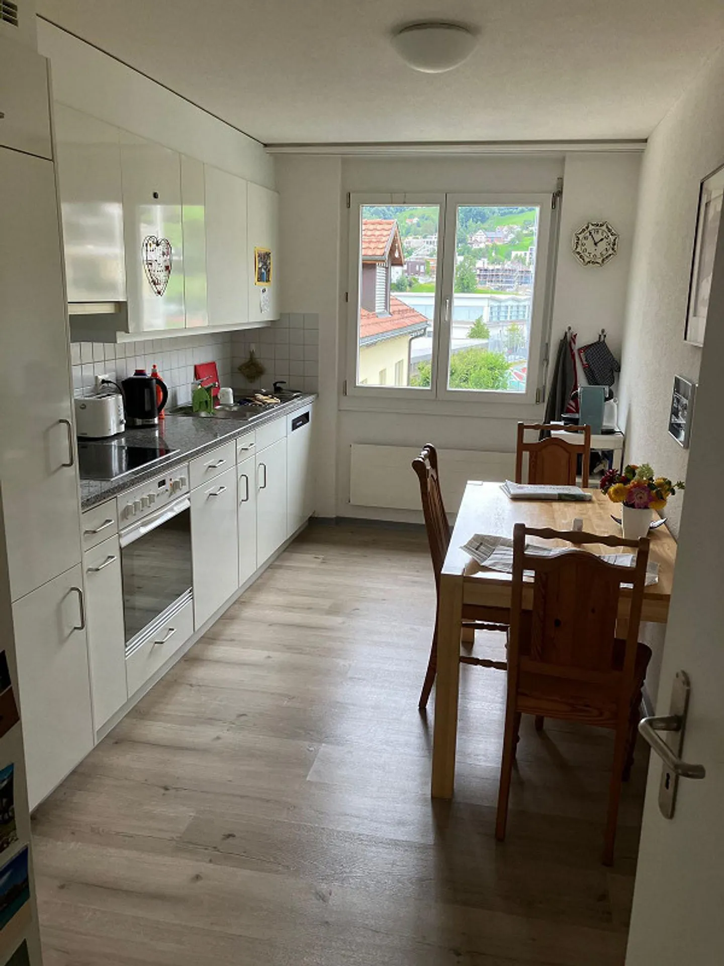 Beautiful and spacious 4.5 room apartment in a quiet yet central location - Photo 2 of 7