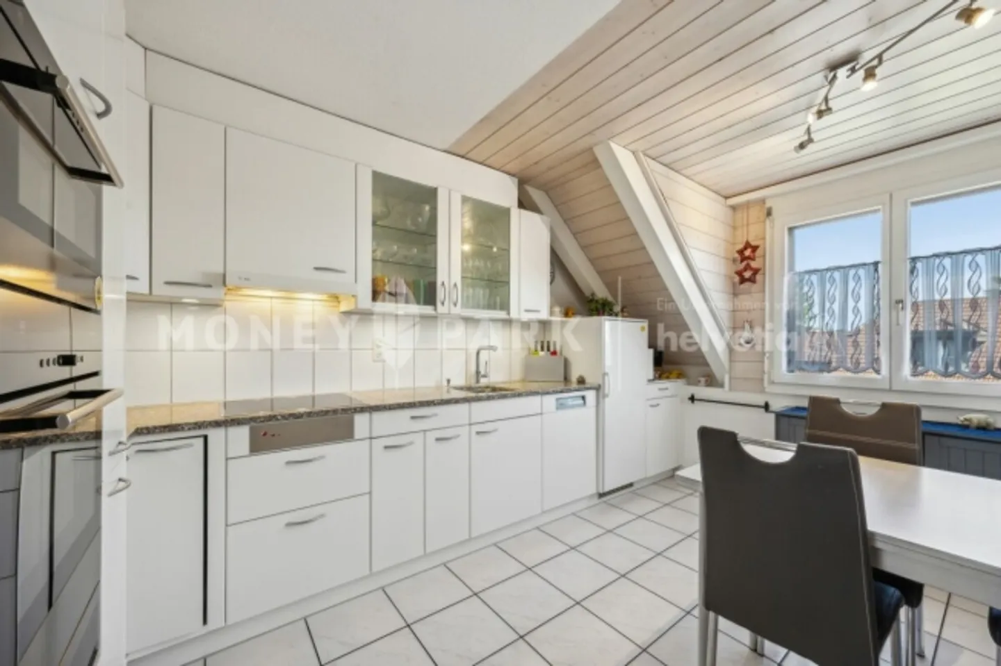 Appartement en duplex de 4,5 pièces bien entretenu - Photo 3 sur 6