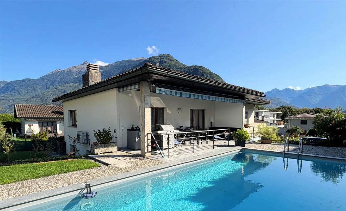 Casa bifamiliare con piscina, ampia terrazza e bel giardino - Foto 1 di 18