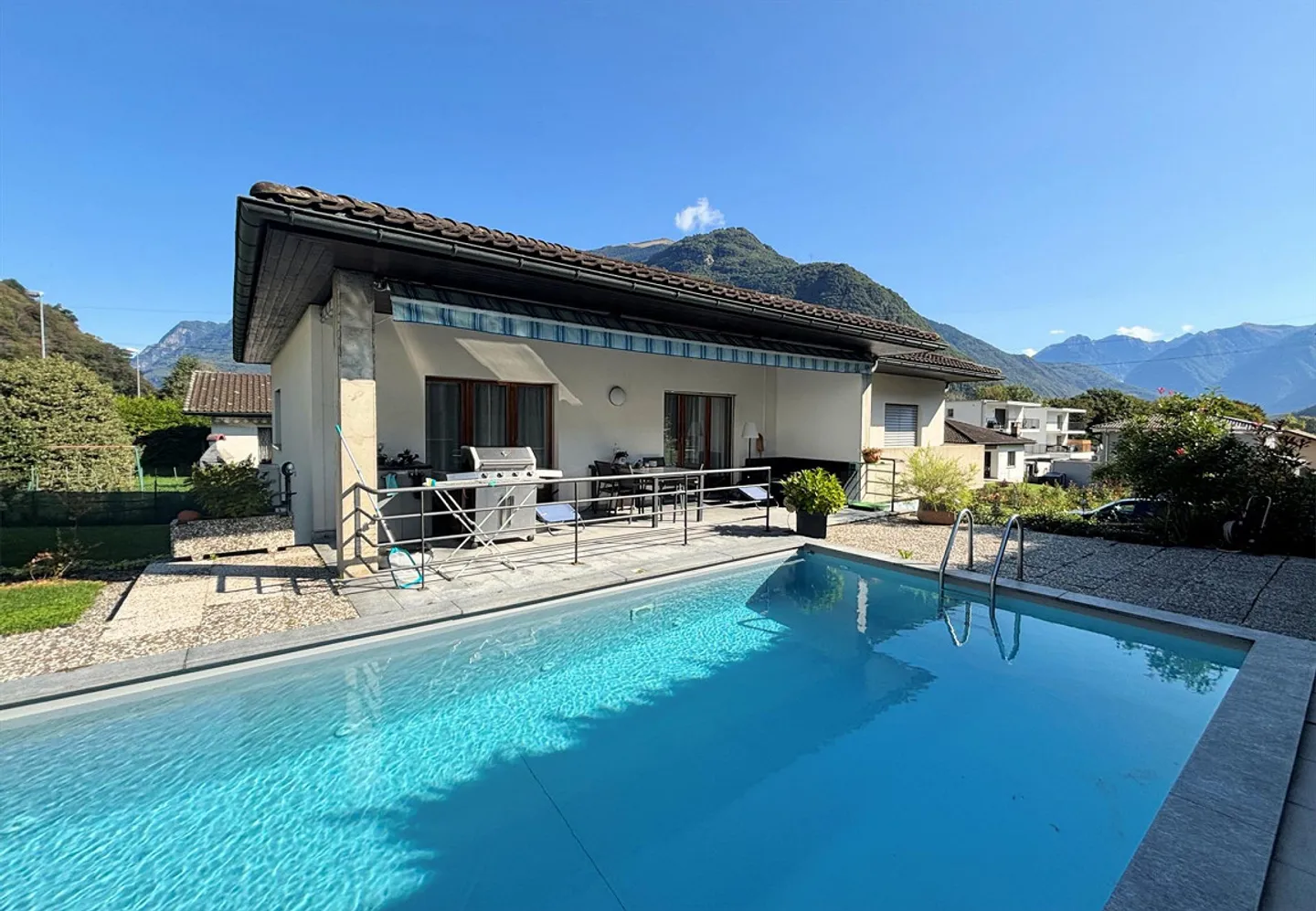 Casa bifamiliare con piscina, ampia terrazza e bel giardino - Foto 2 di 18