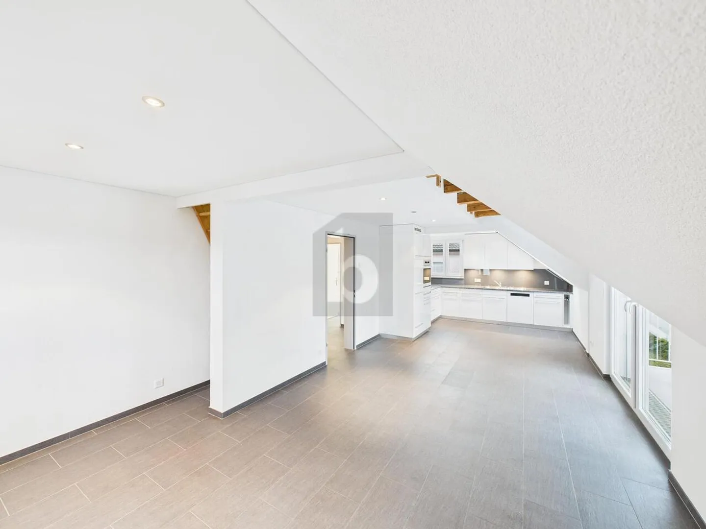 CENTRAL, CLOSE TO NATURE WITH A LARGE KITCHEN - Photo 2 of 6