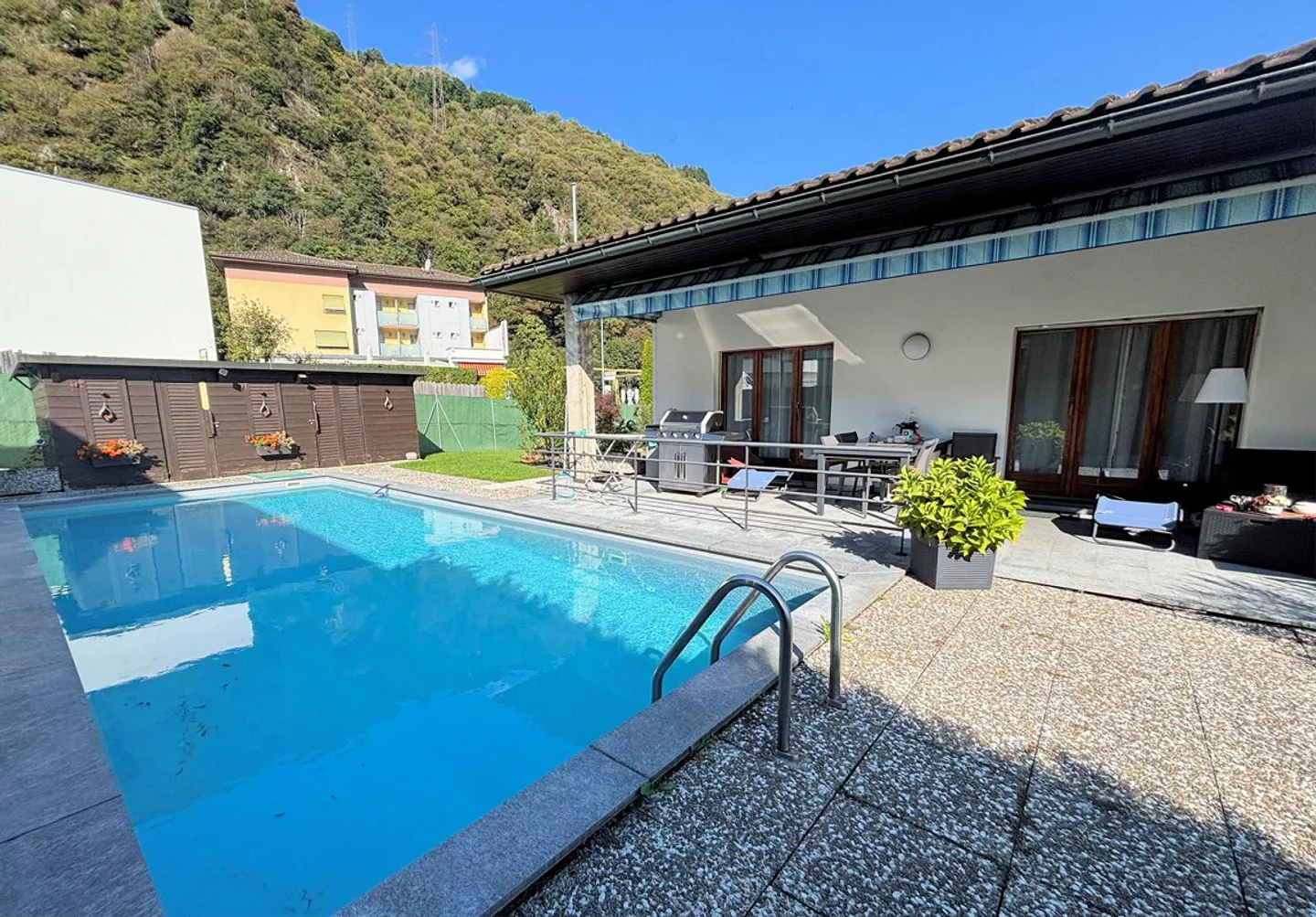 Casa bifamiliare con piscina, ampia terrazza e bel giardino - Foto 3 di 18