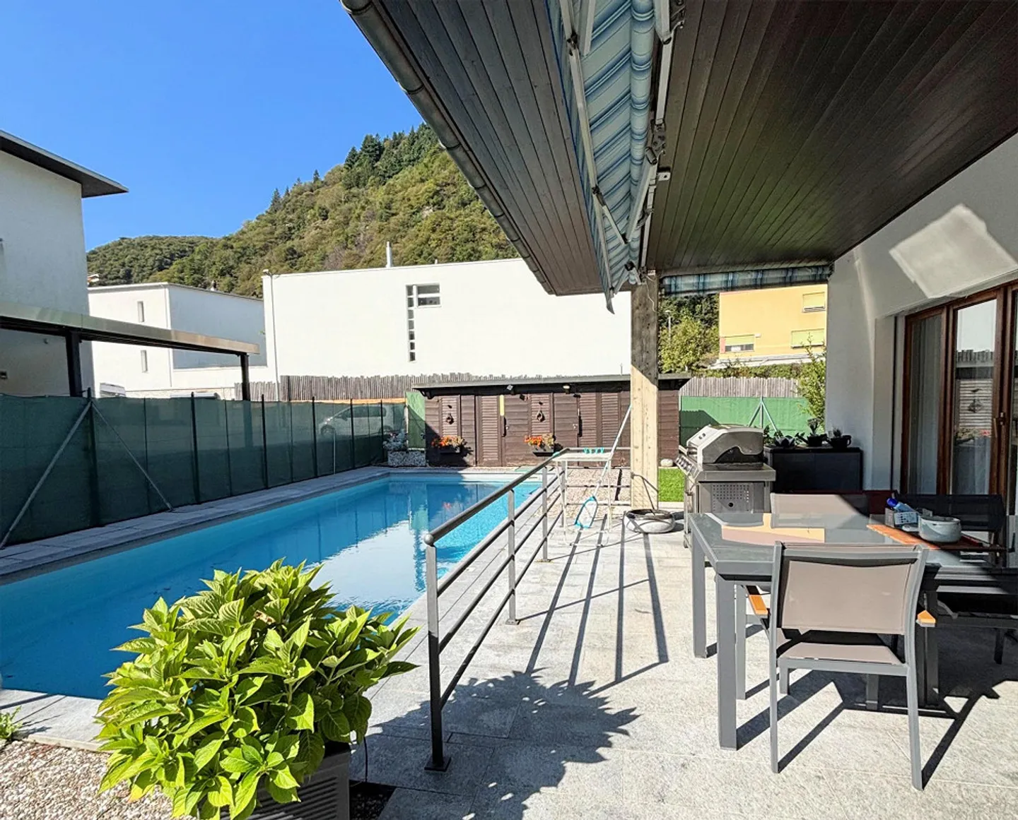 Casa bifamiliare con piscina, ampia terrazza e bel giardino - Foto 4 di 18