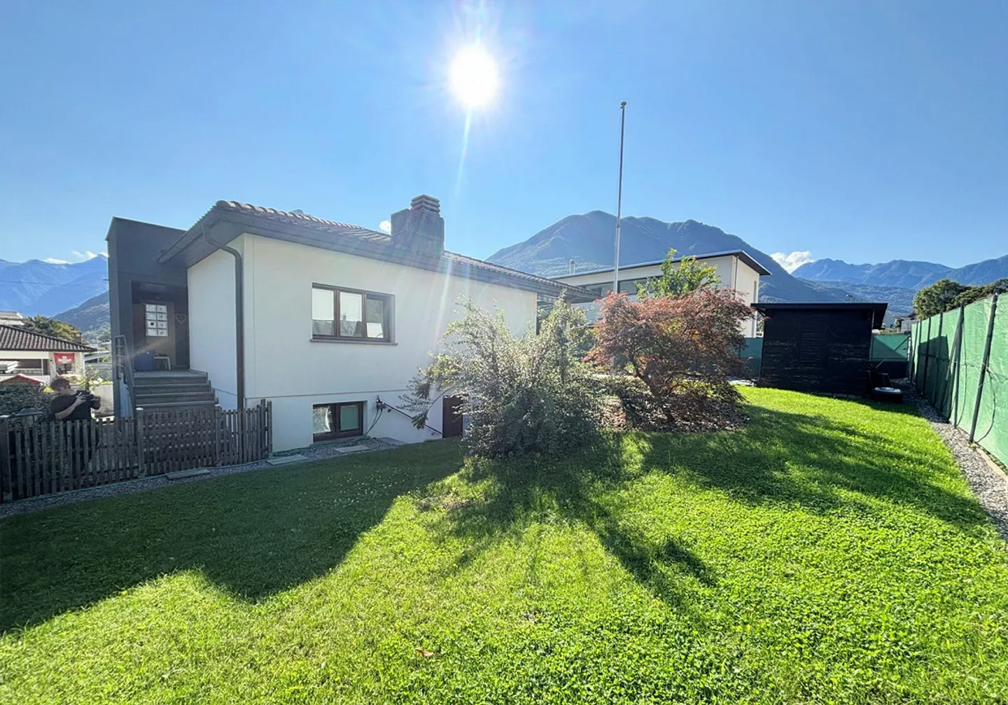 Casa bifamiliare con piscina, ampia terrazza e bel giardino - Foto 5 di 18
