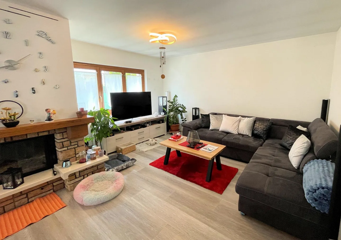 Casa bifamiliare con piscina, ampia terrazza e bel giardino - Foto 8 di 18