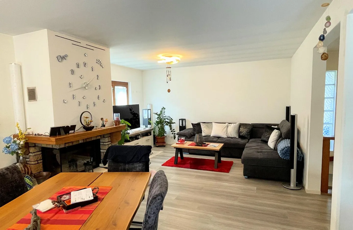 Casa bifamiliare con piscina, ampia terrazza e bel giardino - Foto 9 di 18