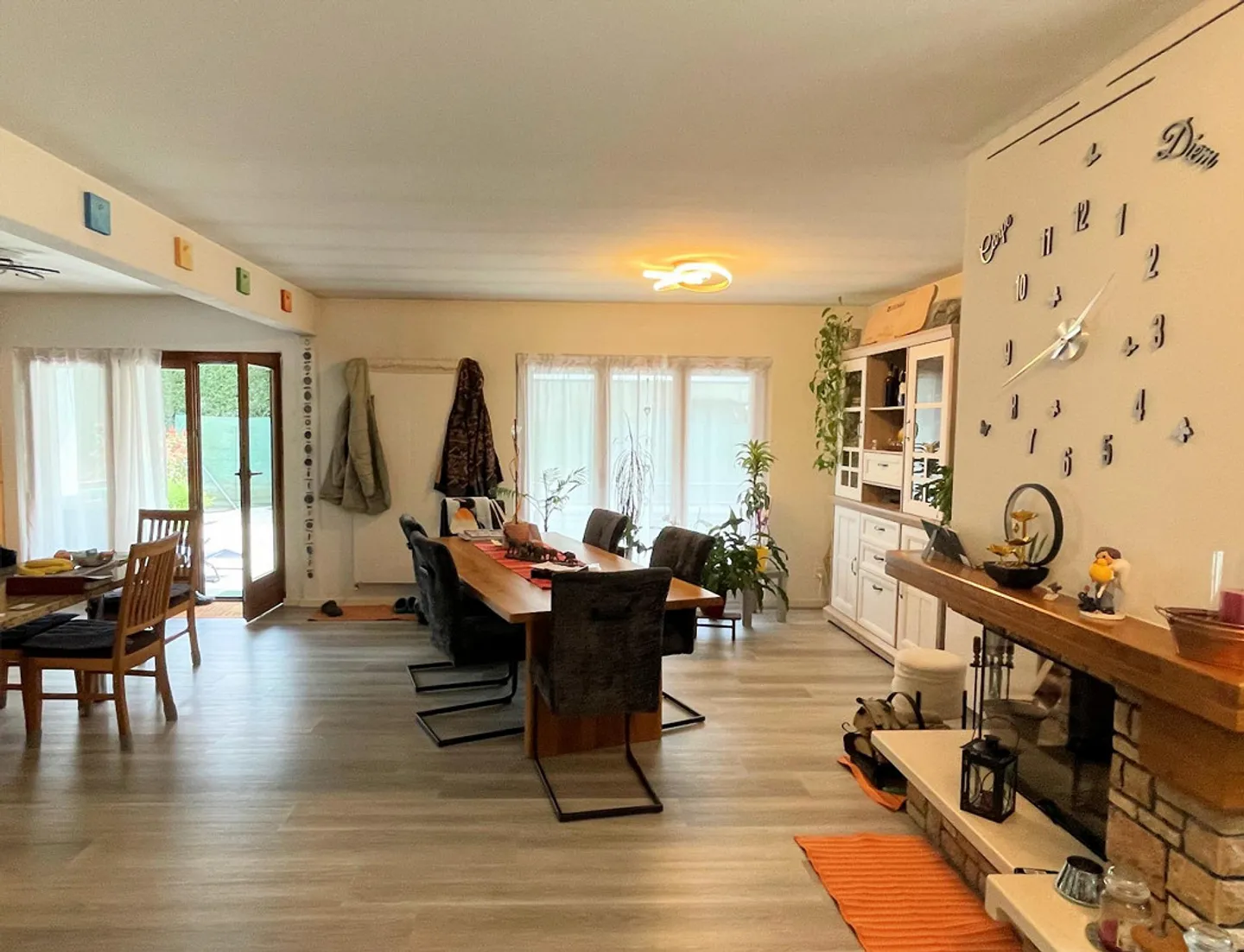 Casa bifamiliare con piscina, ampia terrazza e bel giardino - Foto 10 di 18