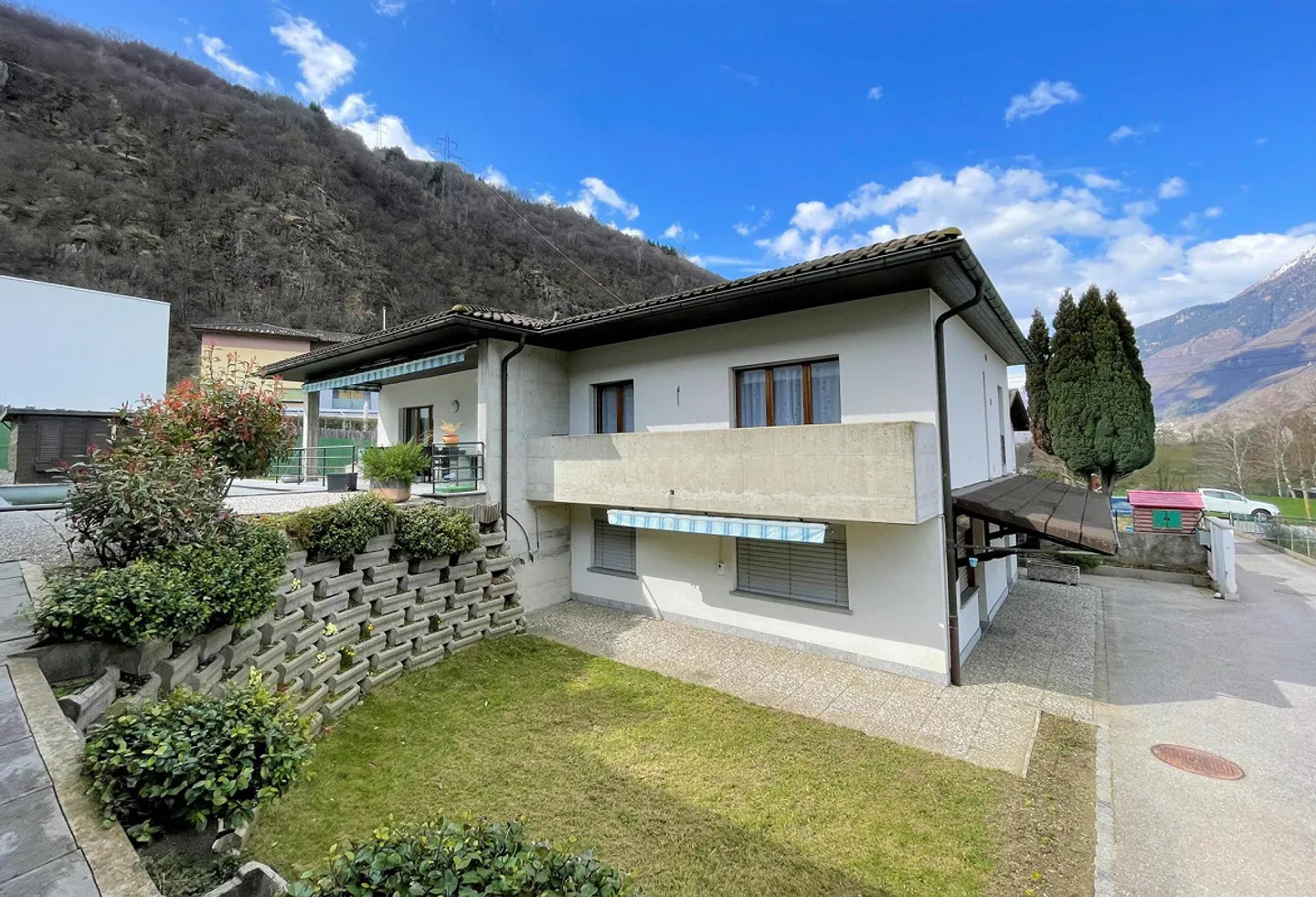 Casa bifamiliare con piscina, ampia terrazza e bel giardino - Foto 6 di 18