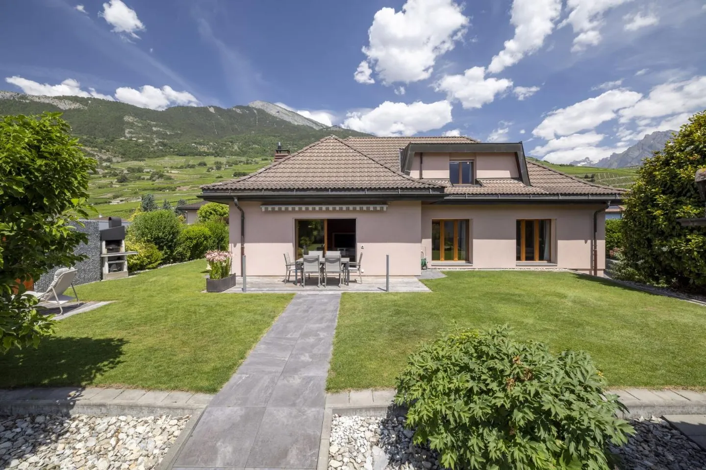 Magnificent 6-Room Villa with 297 m2 and a Stunning Outdoor Area - Photo 2 of 13