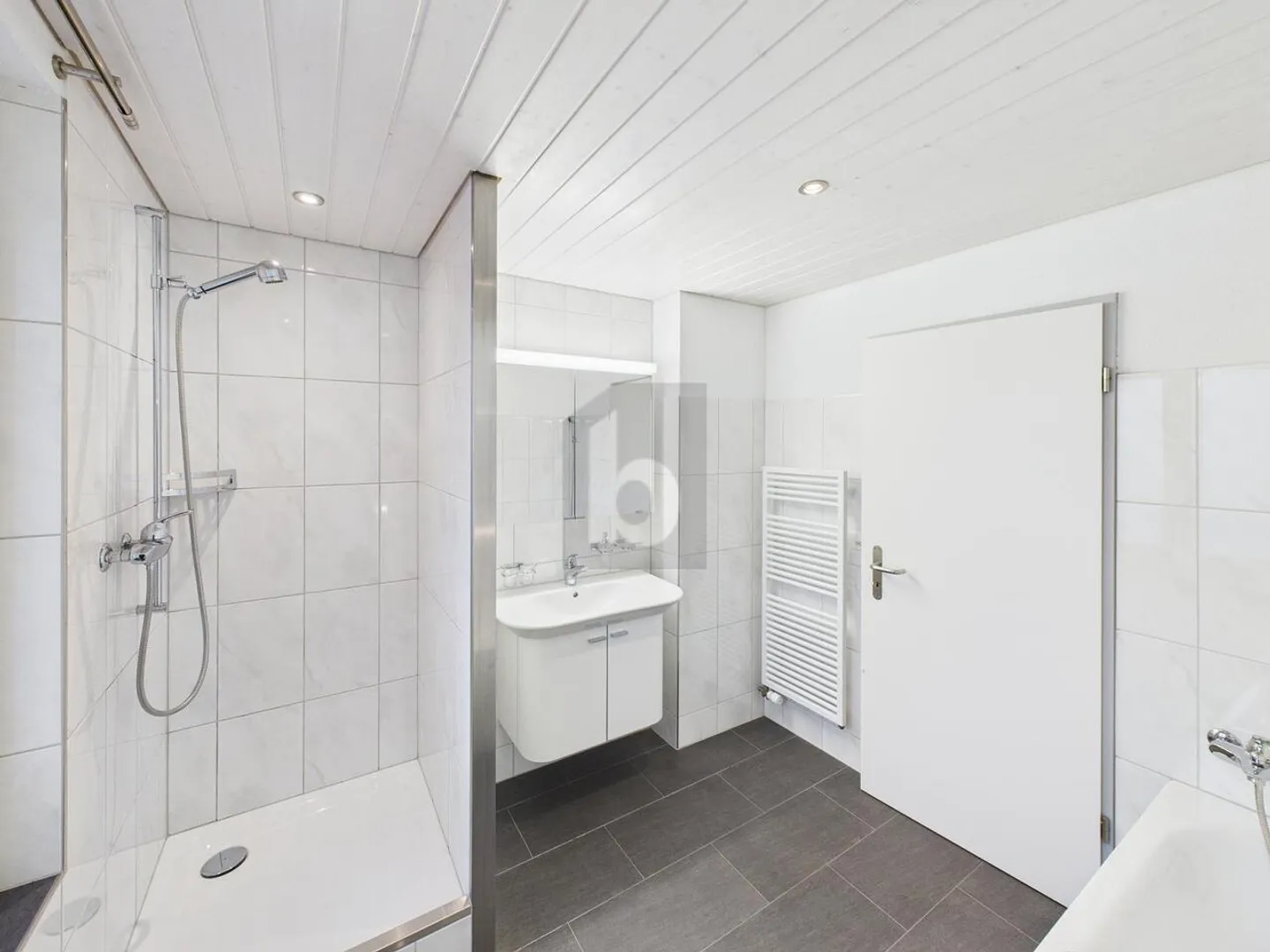 CENTRAL, CLOSE TO NATURE WITH A LARGE KITCHEN - Photo 5 of 6