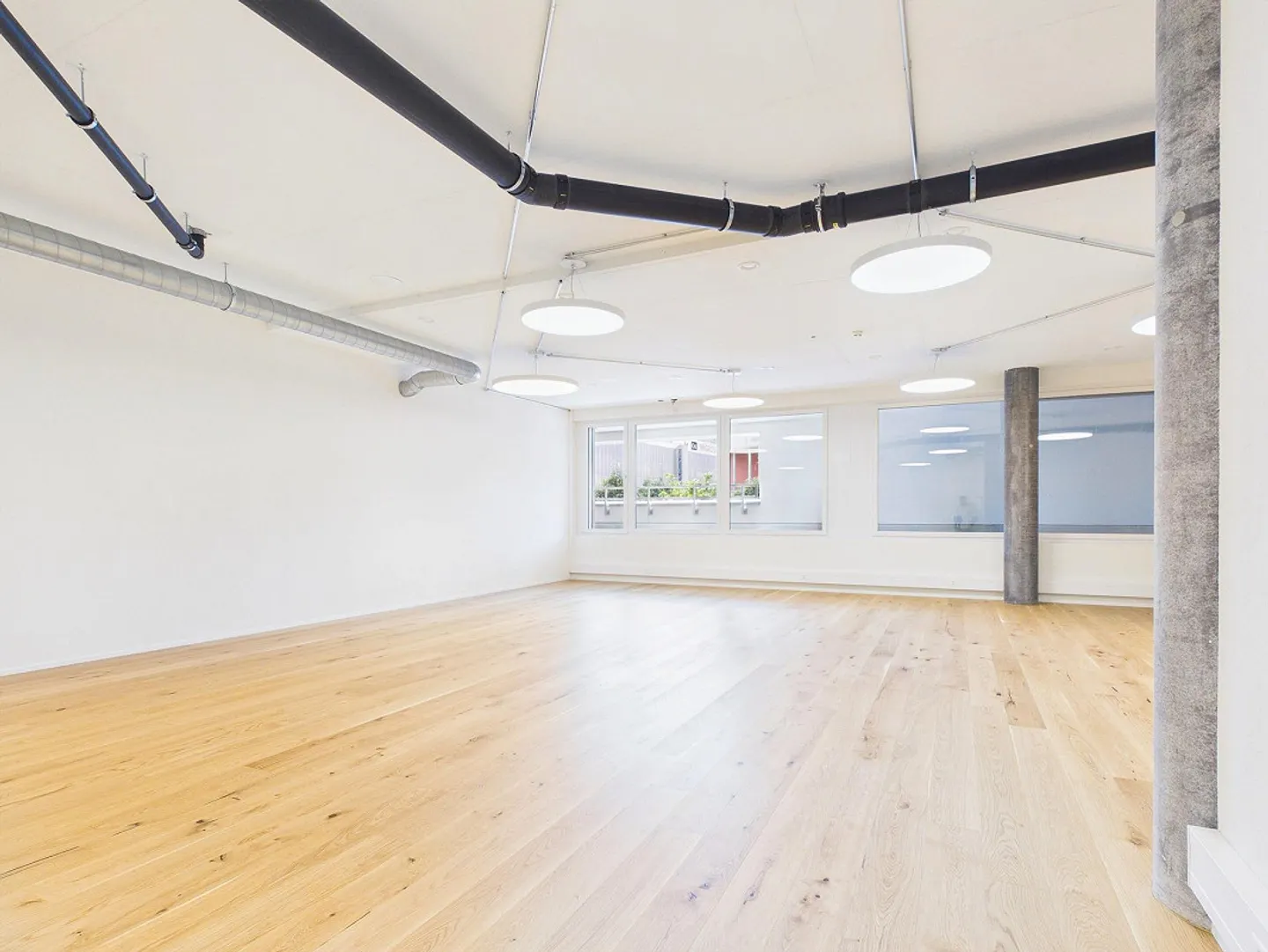 Modern Office Space with Terrace - Photo 4 of 13
