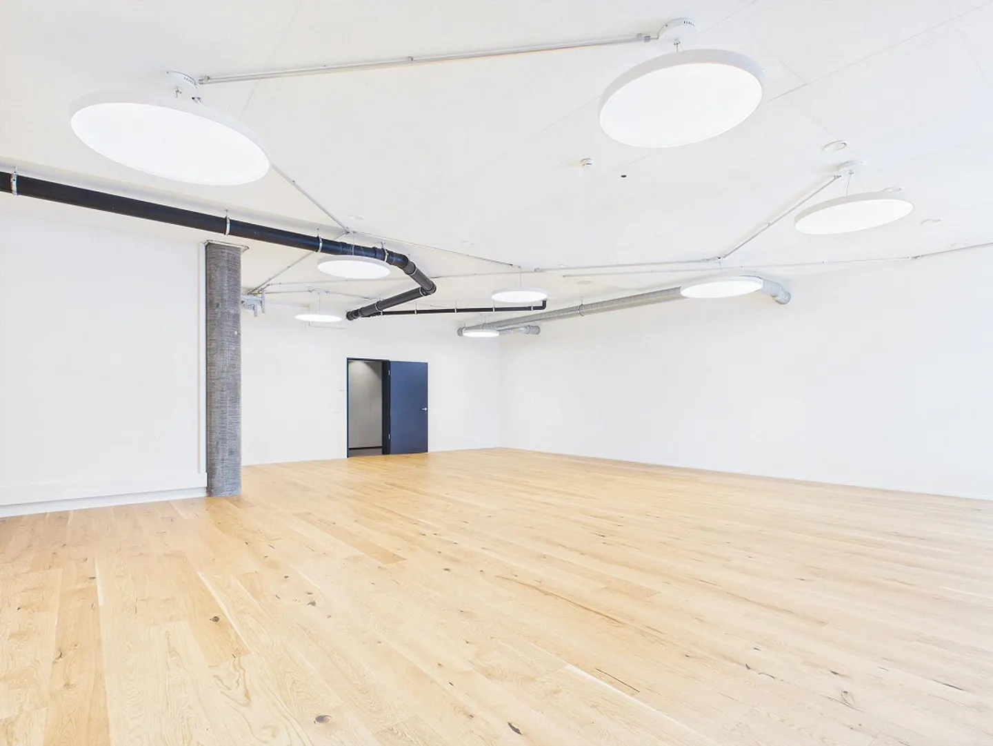 Modern Office Space with Terrace - Photo 6 of 13