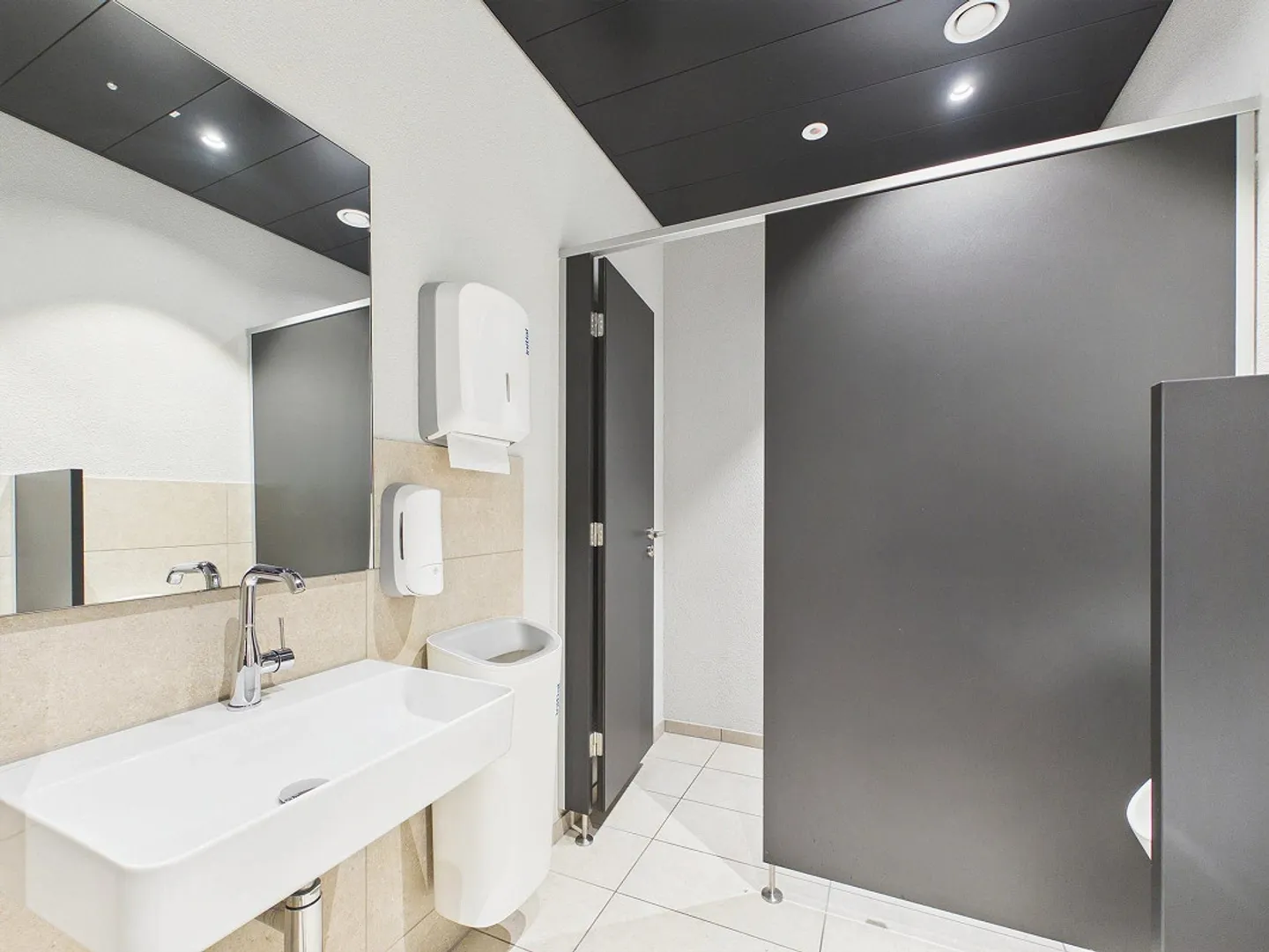 Modern Office Space with Terrace - Photo 11 of 13