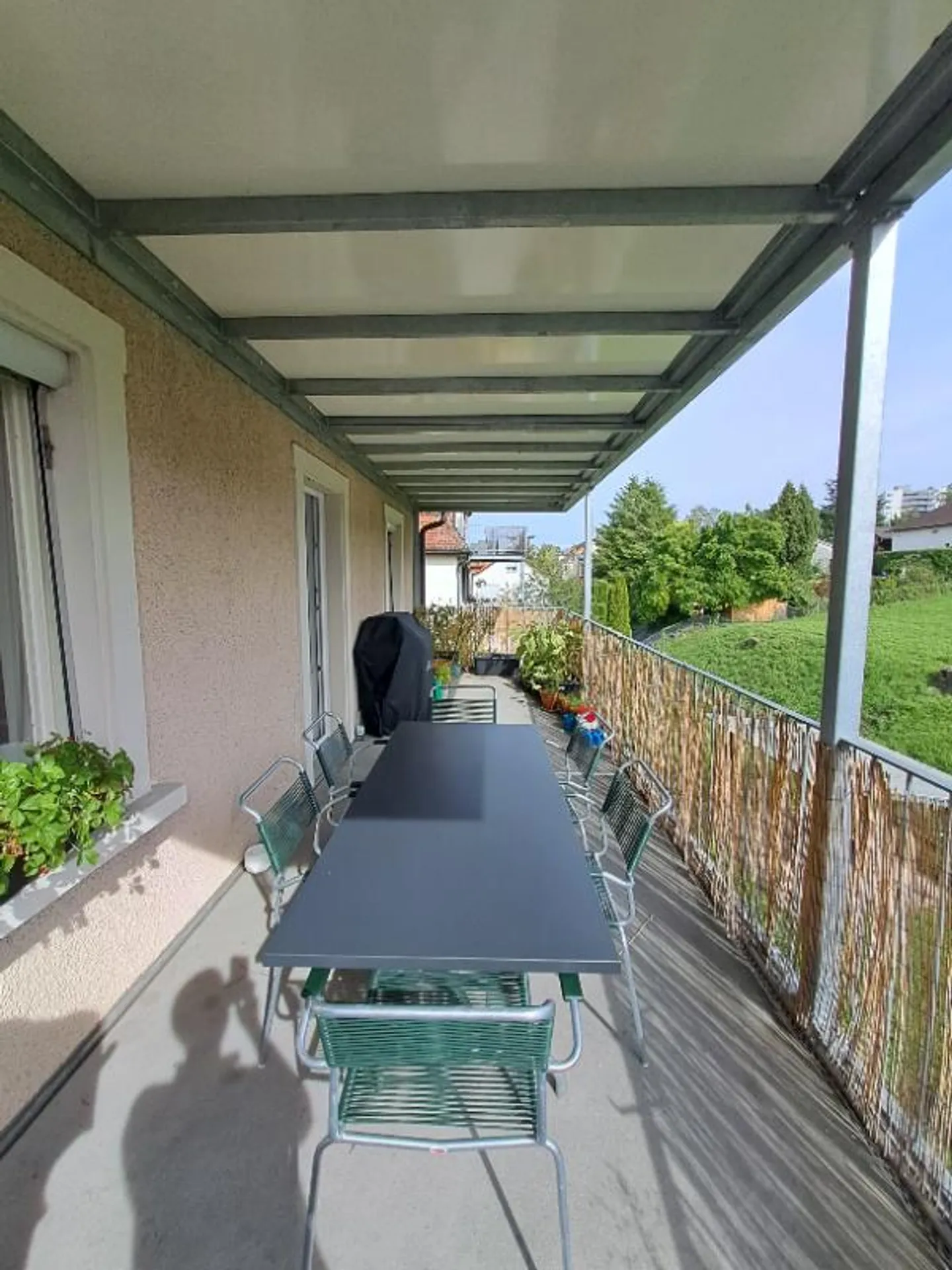 Appartement 5.5 pièces avec grand balcon et vue sur le lac - Photo 2 sur 9