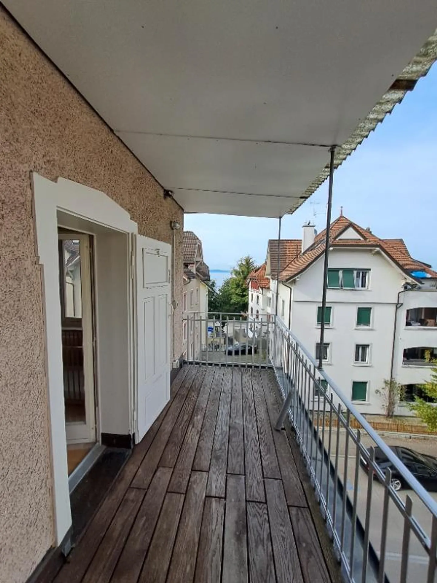 Appartement 5.5 pièces avec grand balcon et vue sur le lac - Photo 3 sur 9