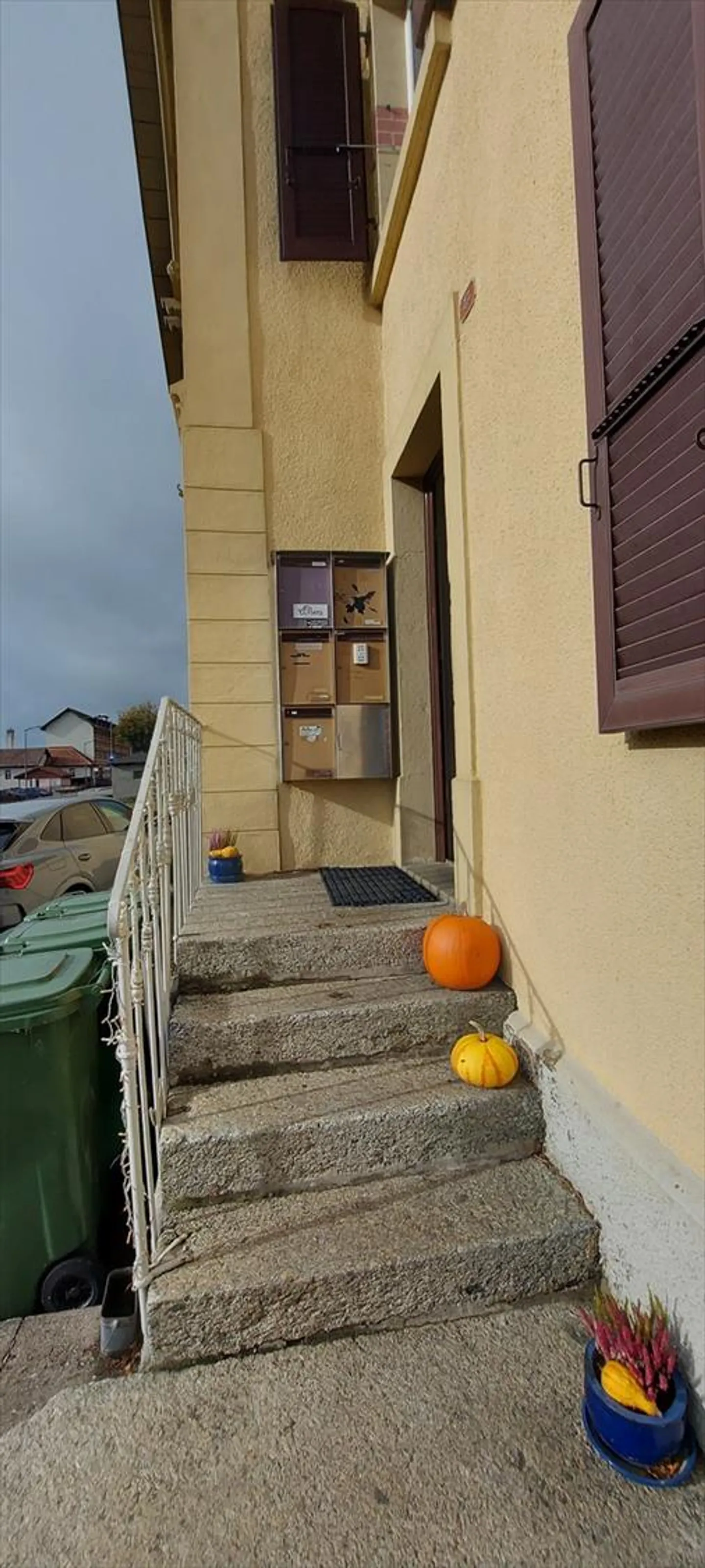 ZU VERKAUFEN 2-ZIMMER-WOHNUNG IN EIGENTUMSGEMEINSCHAFT MIT AUSSENPARKPLATZ - Foto 3 von 8