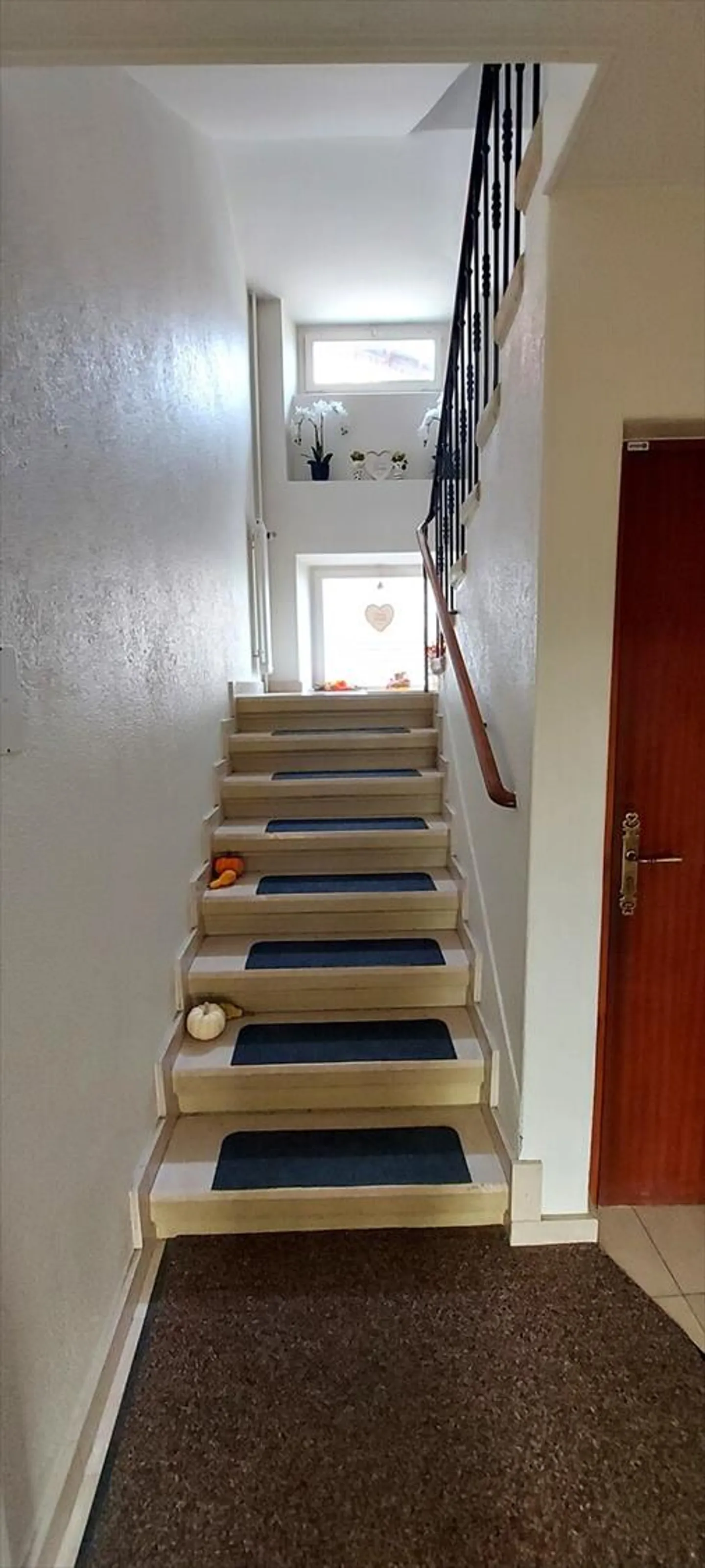 ZU VERKAUFEN 2-ZIMMER-WOHNUNG IN EIGENTUMSGEMEINSCHAFT MIT AUSSENPARKPLATZ - Foto 4 von 8