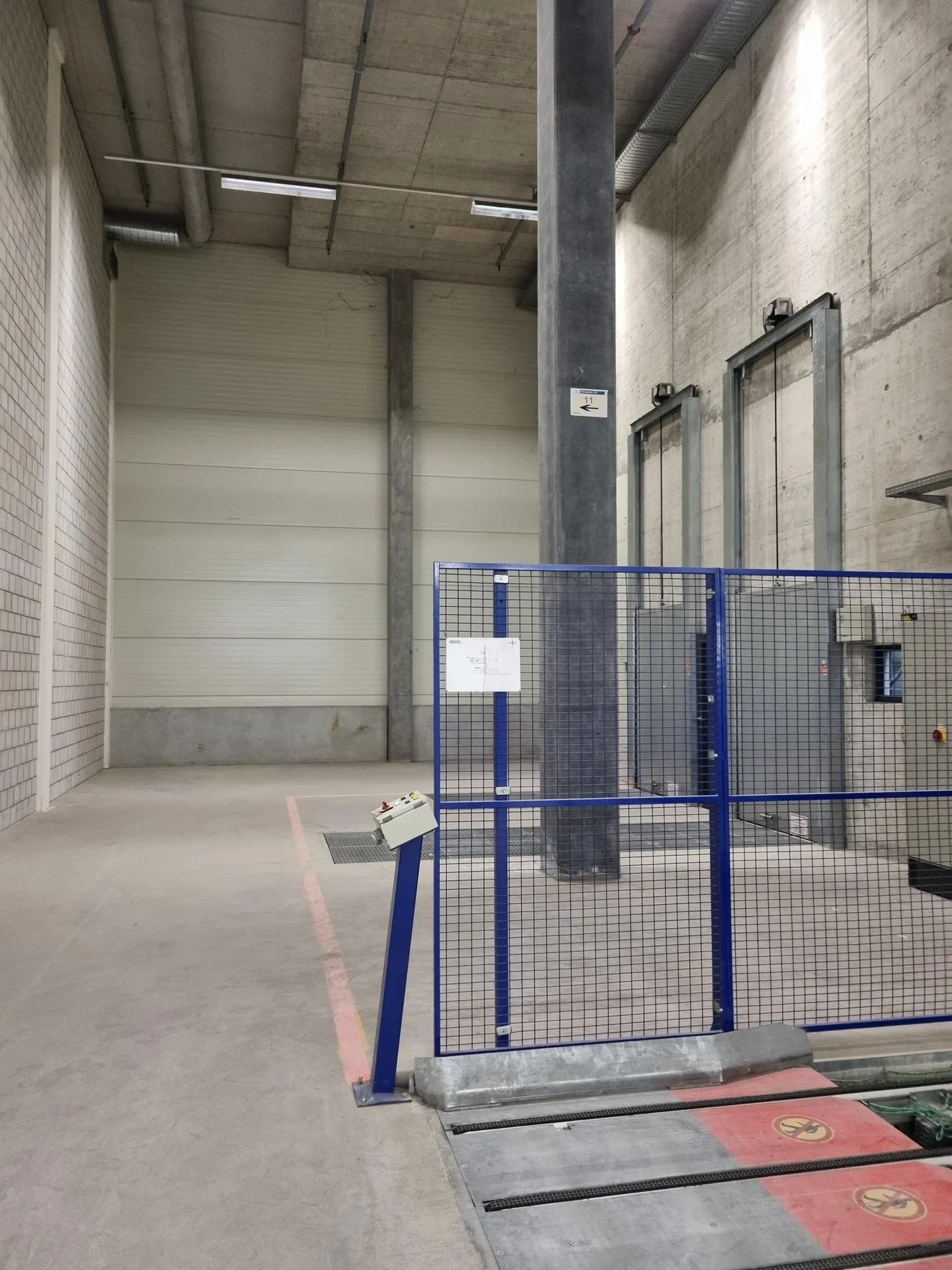 High-bay warehouse at Uferstrasse 70 - Photo 3 of 8