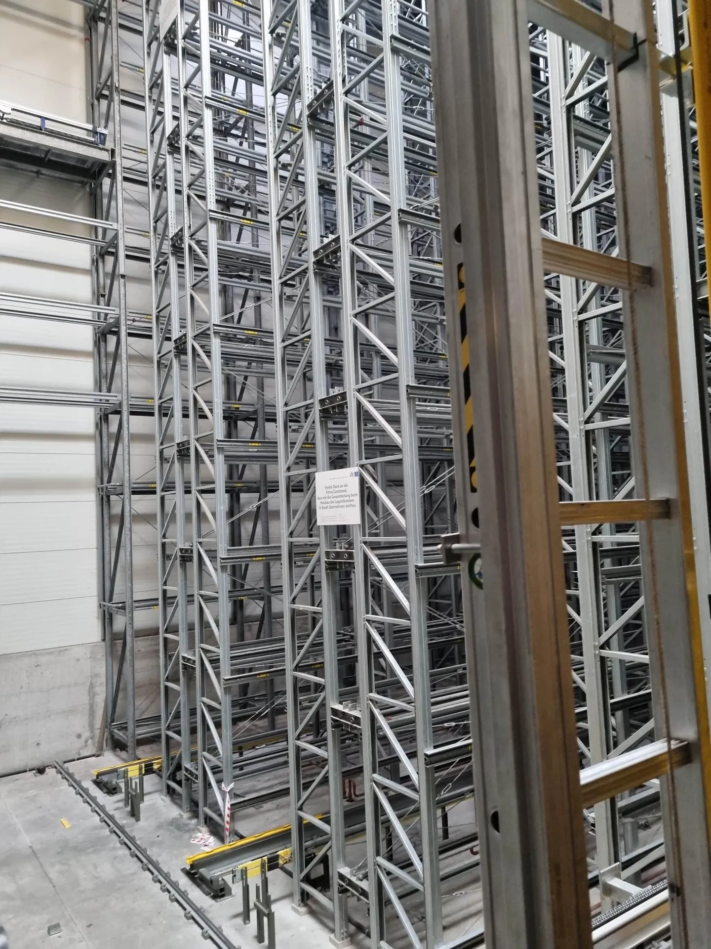 High-bay warehouse at Uferstrasse 70 - Photo 4 of 8