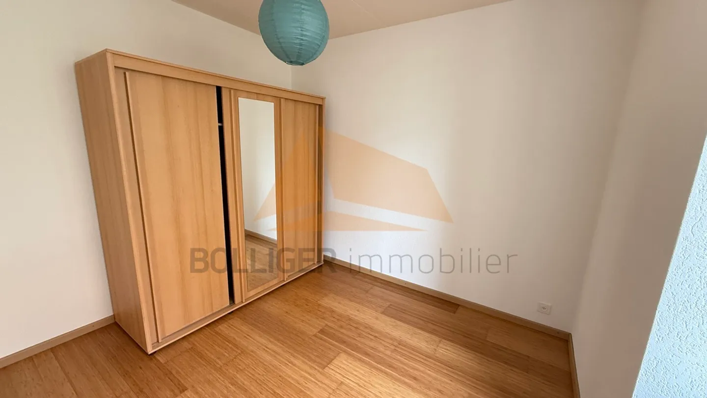 ZU VERKAUFEN 2-ZIMMER-WOHNUNG IN EIGENTUMSGEMEINSCHAFT MIT AUSSENPARKPLATZ - Foto 6 von 8