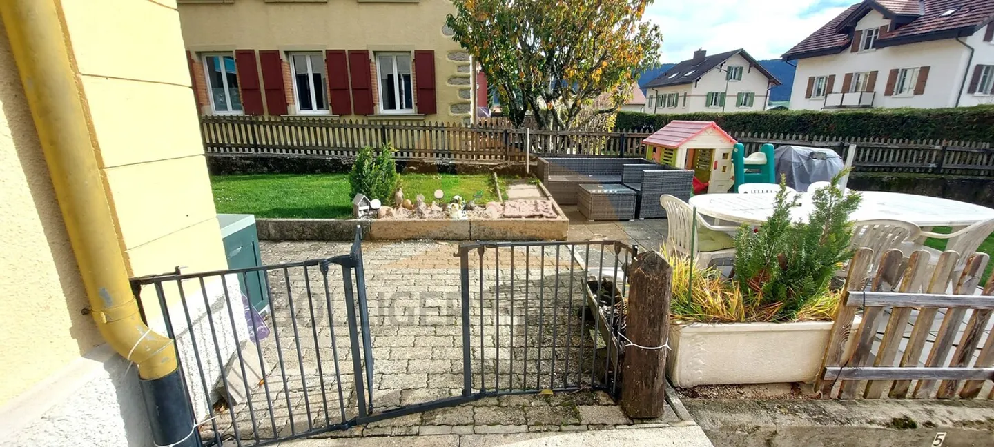 ZU VERKAUFEN 2-ZIMMER-WOHNUNG IN EIGENTUMSGEMEINSCHAFT MIT AUSSENPARKPLATZ - Foto 7 von 8