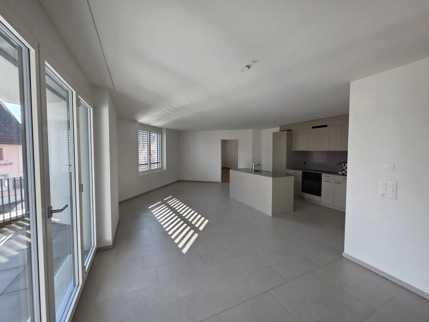 Appartement lumineux de 3,5 pièces à louer dans un emplacement central - Photo 2 sur 11