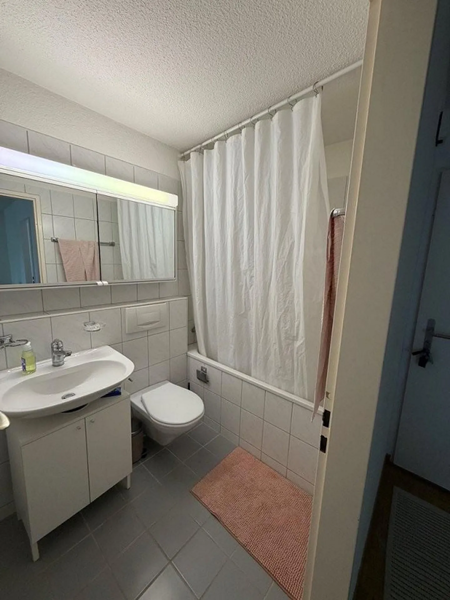 Bright and well-maintained 2.5-room apartment in a quiet and central location - Photo 3 of 8