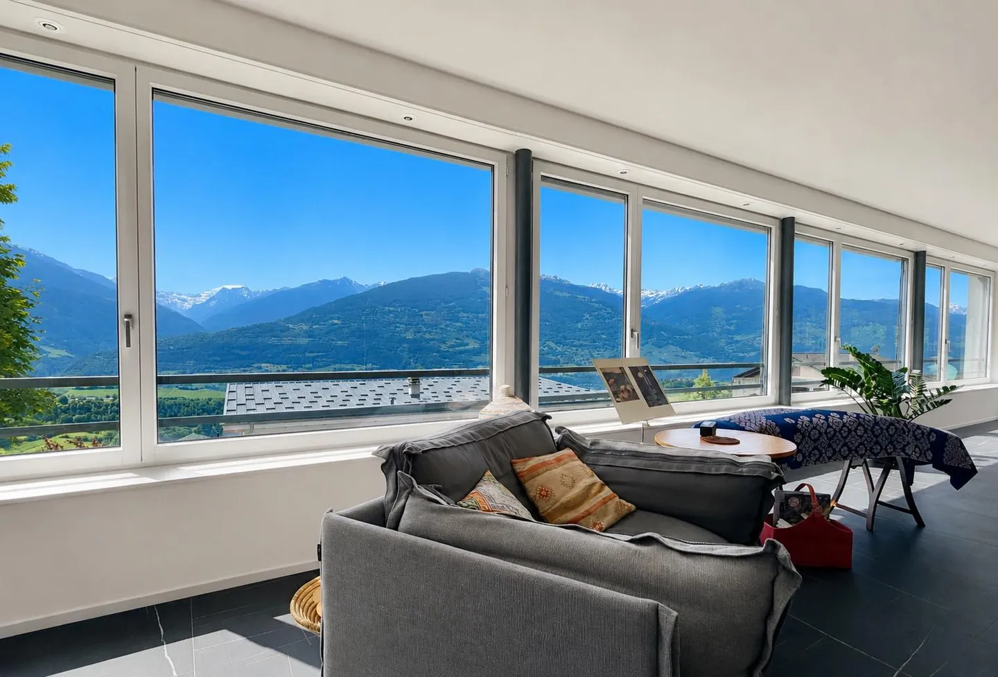 Contemporary Villa with Stunning Views - Photo 10 of 13