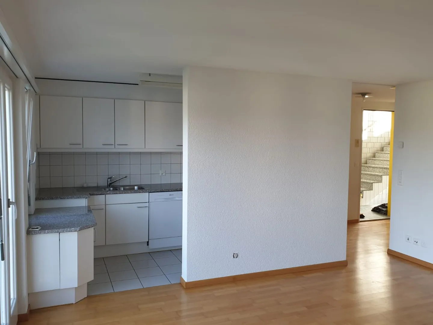 Rural 4-room apartment with patio - Photo 3 of 14