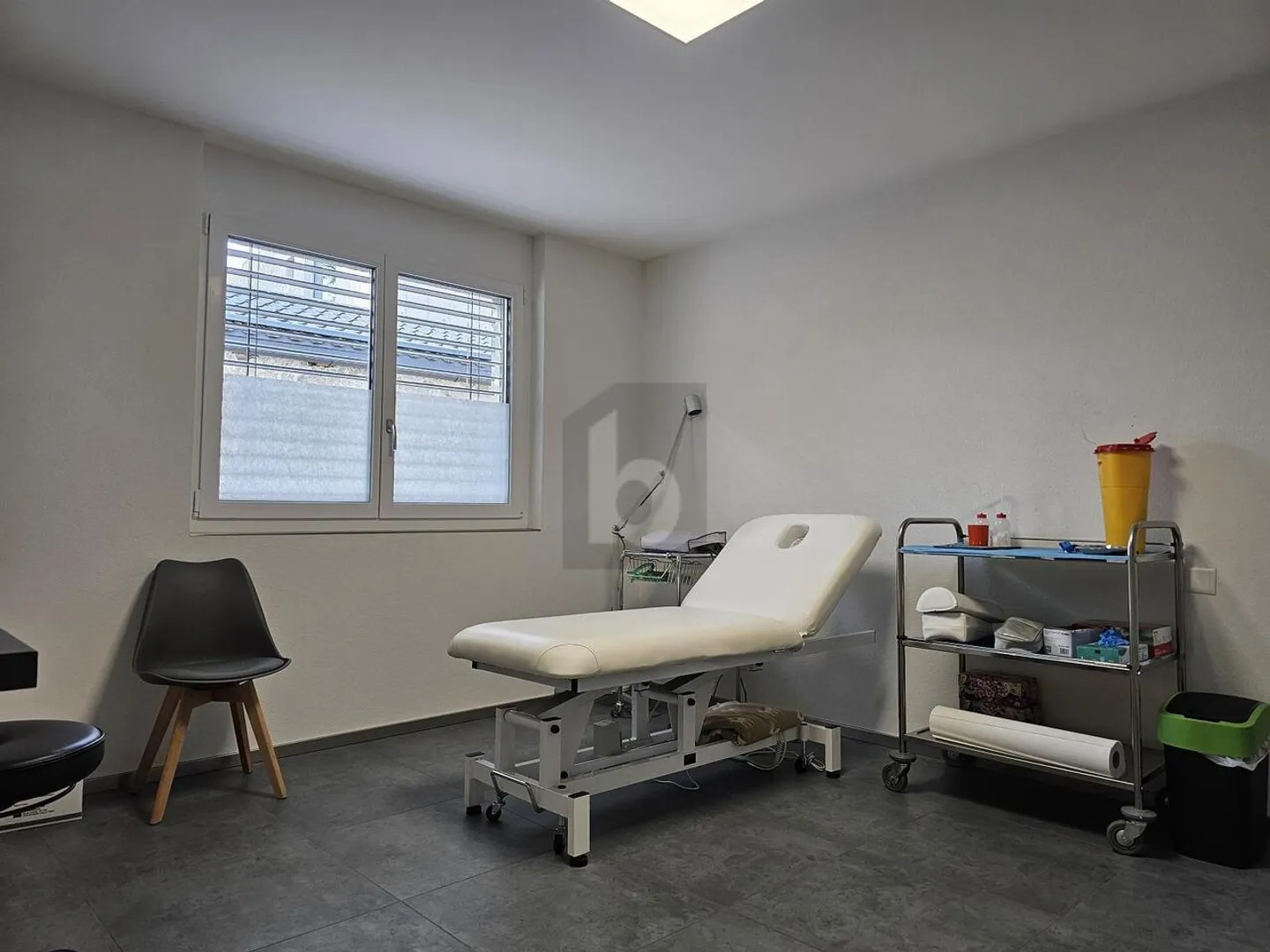 GUT AUSGESETZTE VITRINE MIT VIELEN MÖGLICHKEITEN - Foto 5 von 6