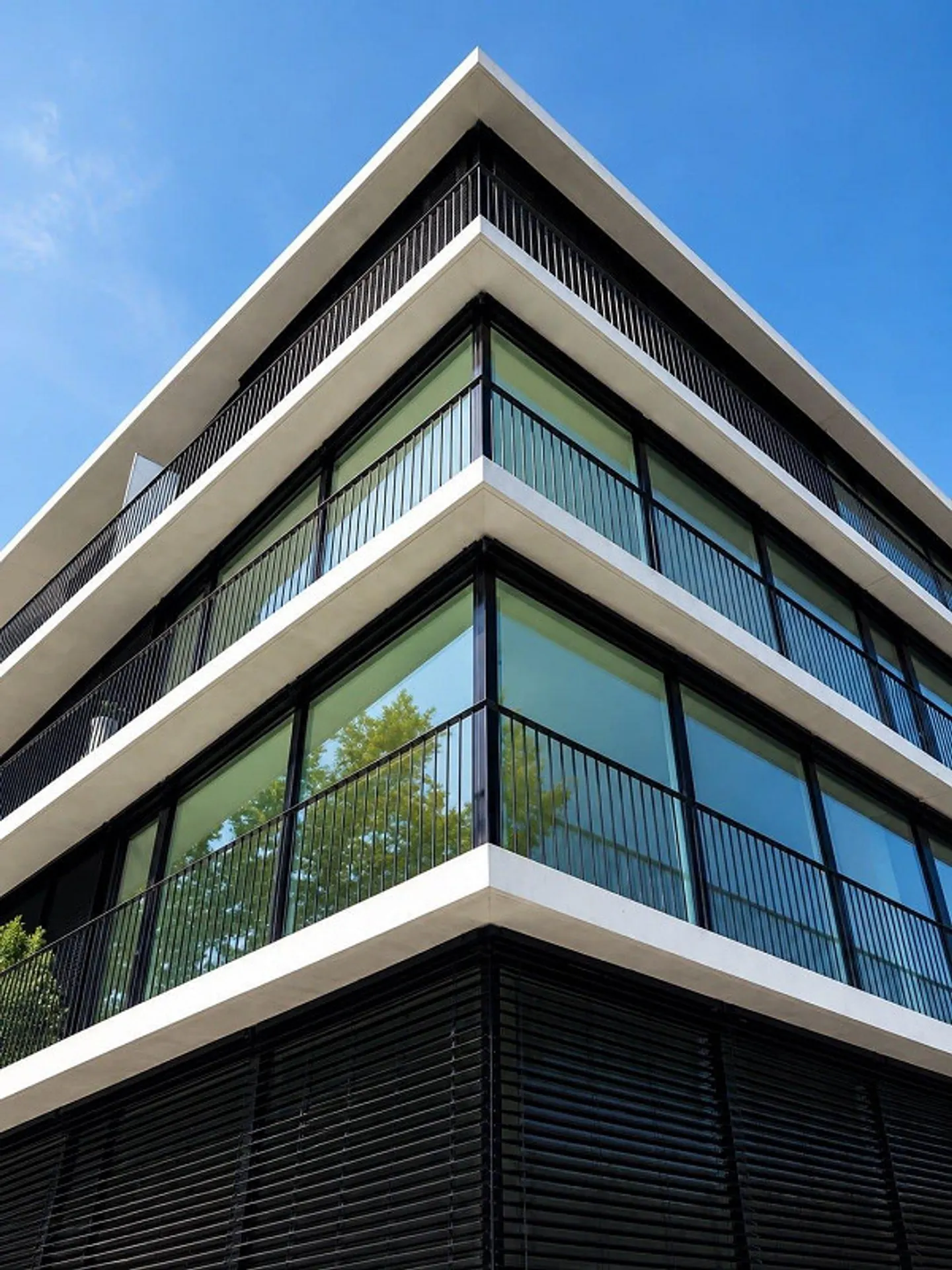 Light-Filled Office with Balcony in Central Location in Basel - Photo 7 of 8