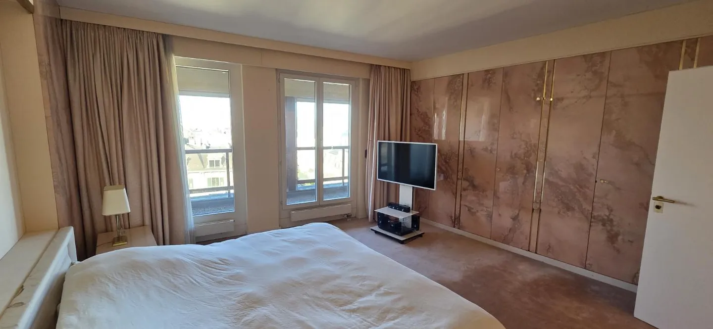 Unique location for this superb high-floor apartment close to all amenities - Photo 5 of 13