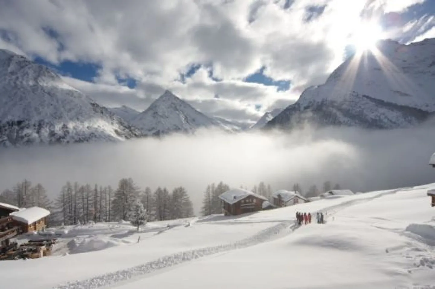 Stella cadente sopra le nuvole con terrazza unica che si affaccia sul villaggio - Foto 1 di 16