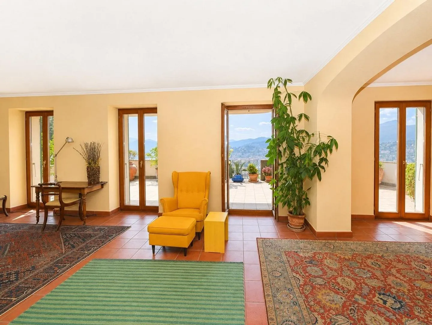 Elegante Appartamento con Vista Panoramica sul Lago e Monti - Photo 5 of 15