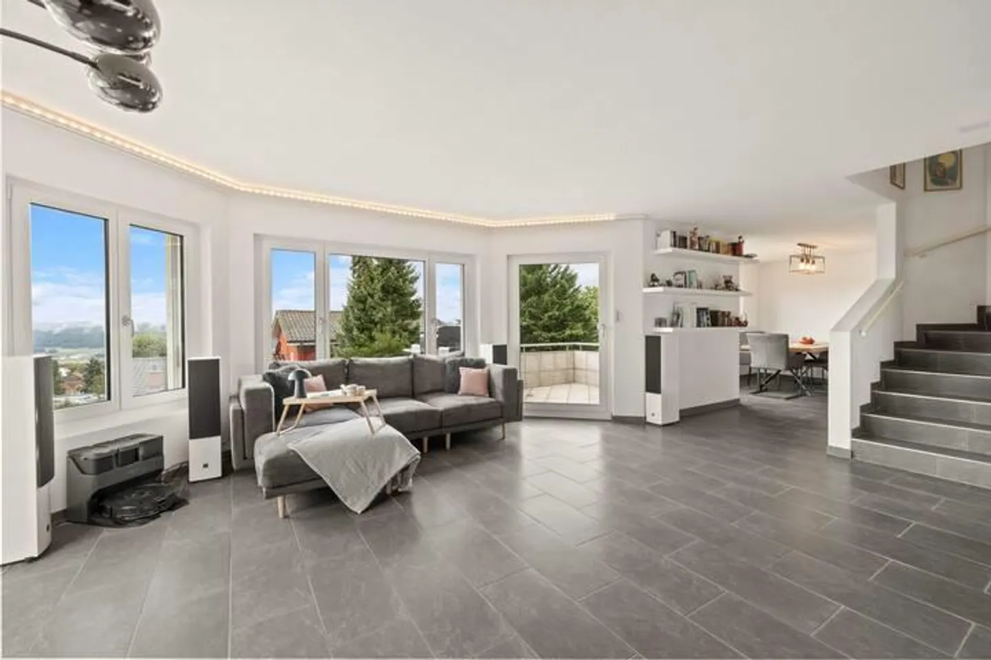 Casa familiare ristrutturata con stile e alta qualità abitativa - Foto 2 di 8