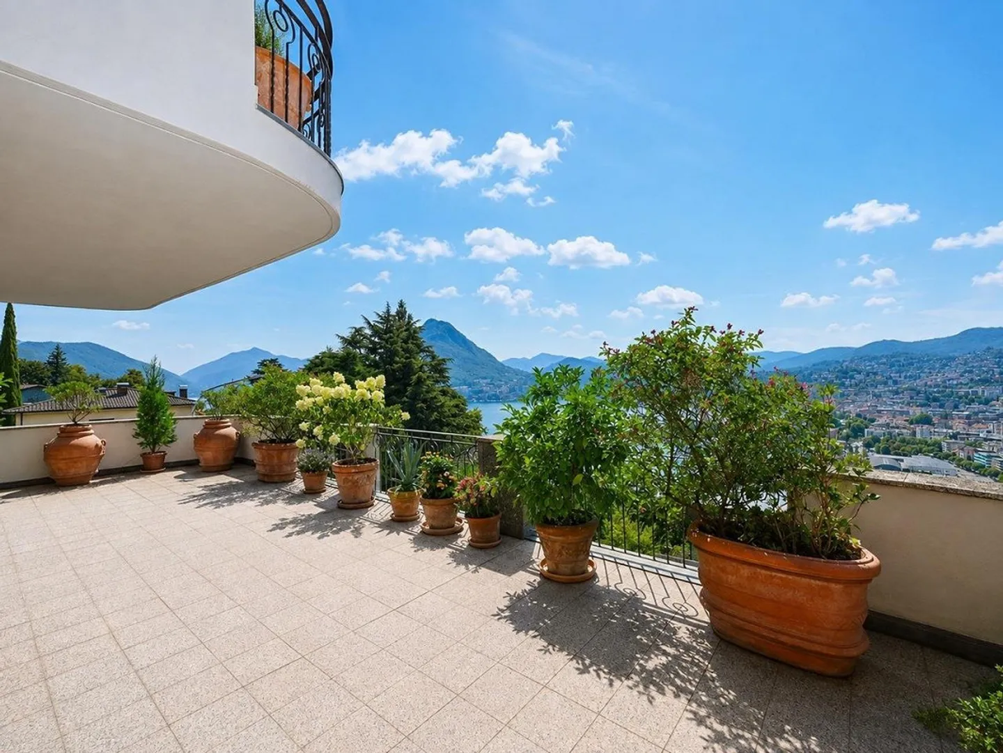 Elegante Appartamento con Vista Panoramica sul Lago e Monti - Photo 3 of 15