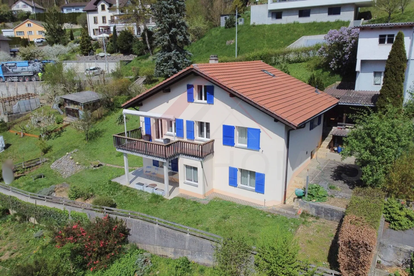 House with two apartments - the perfect opportunity to combine private life and investment - Photo 3 of 17