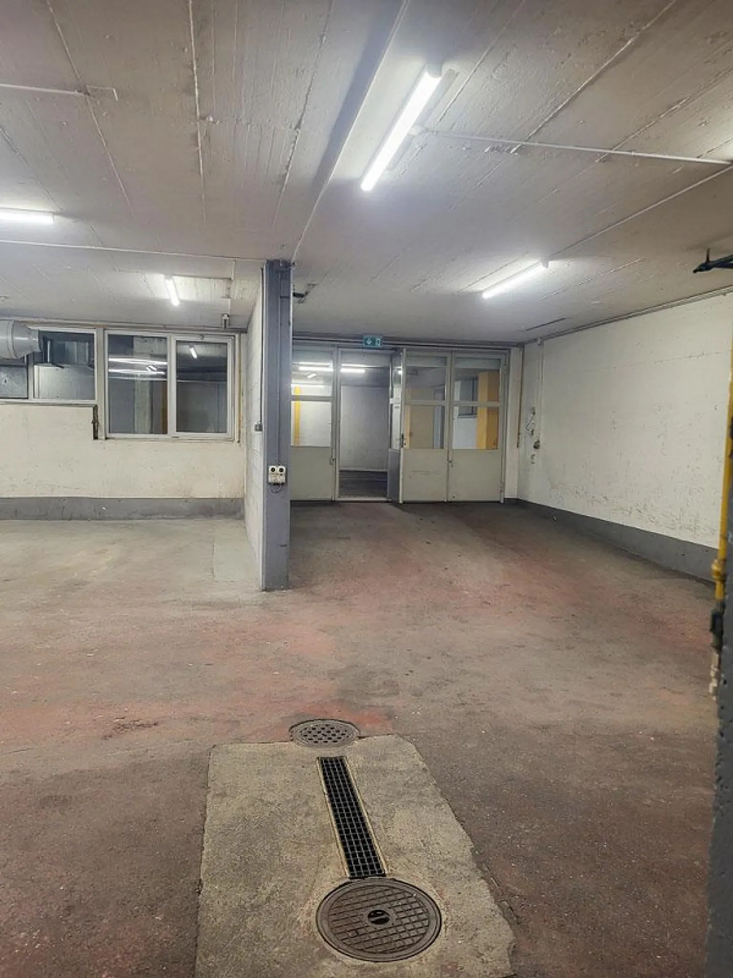 Ampio spazio commerciale con ufficio e posti auto sotterranei - Foto 1 di 5