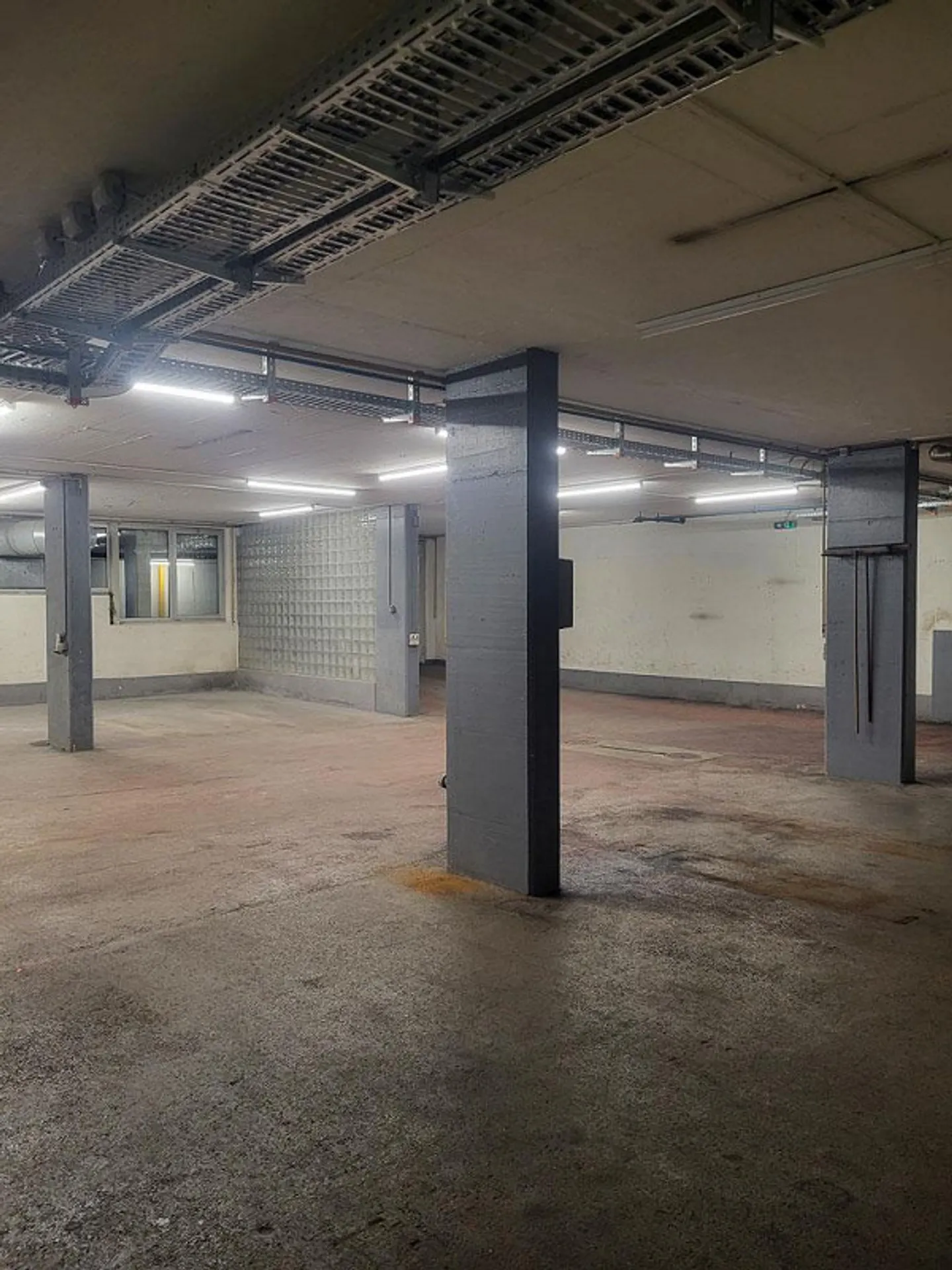 Ampio spazio commerciale con ufficio e posti auto sotterranei - Foto 2 di 5