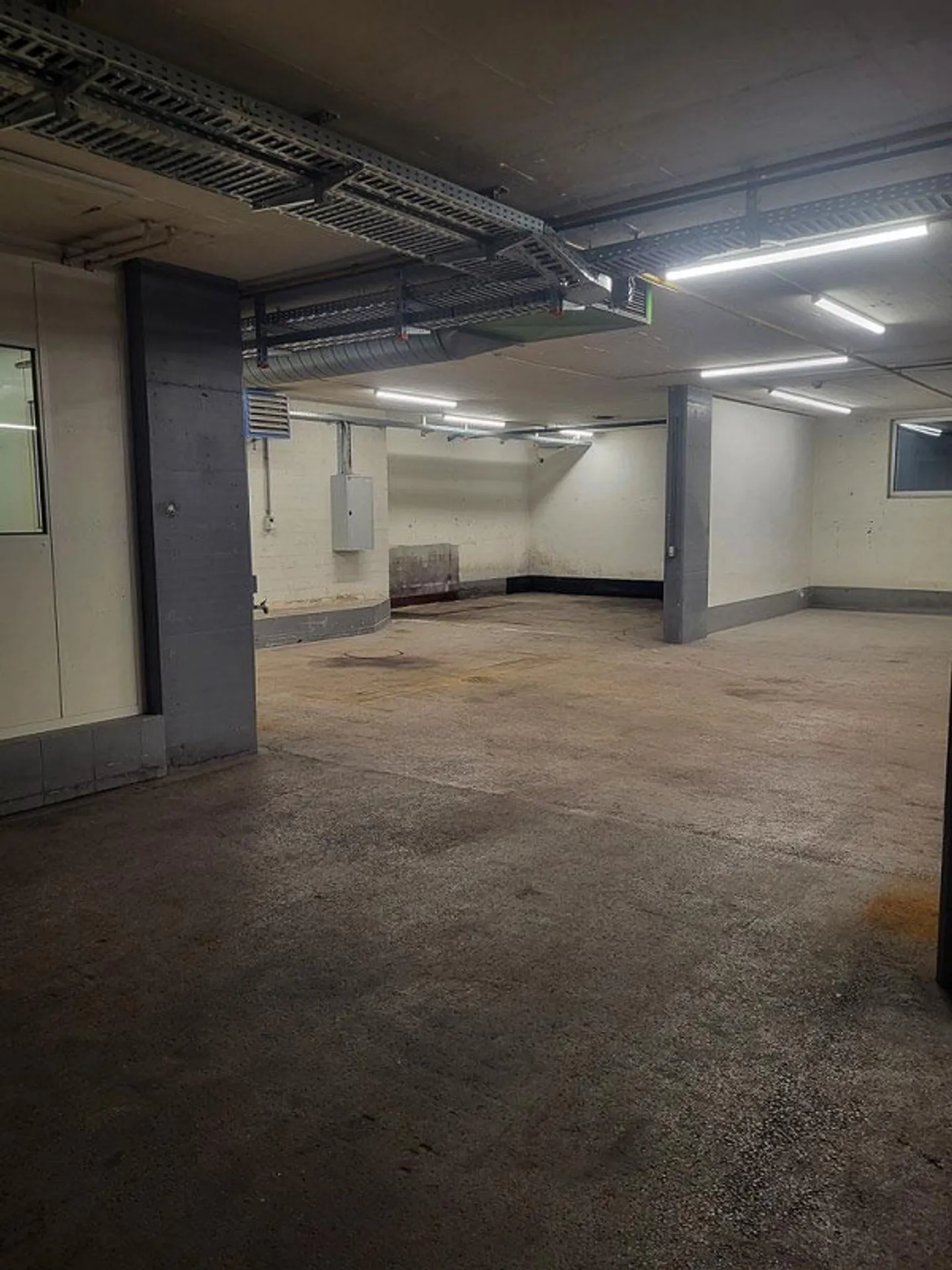 Ampio spazio commerciale con ufficio e posti auto sotterranei - Foto 3 di 5