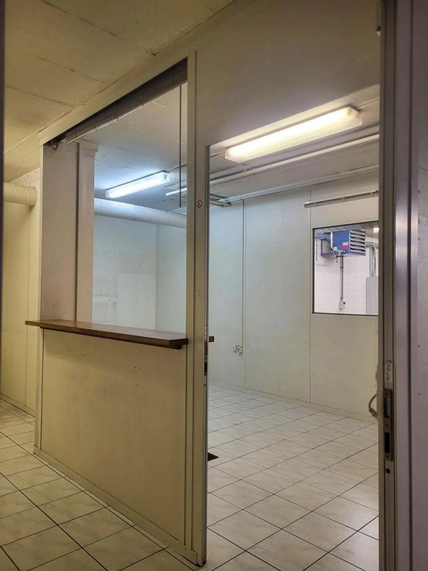 Ampio spazio commerciale con ufficio e posti auto sotterranei - Foto 4 di 5