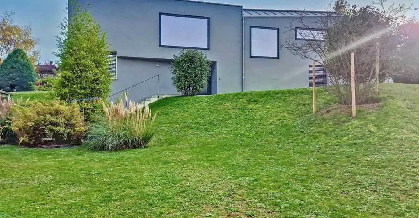 Unique villa in a residential area! - Photo 1 of 10