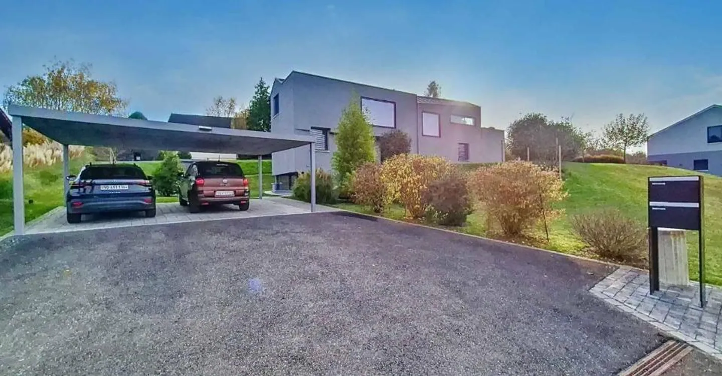 Unique villa in a residential area! - Photo 2 of 10
