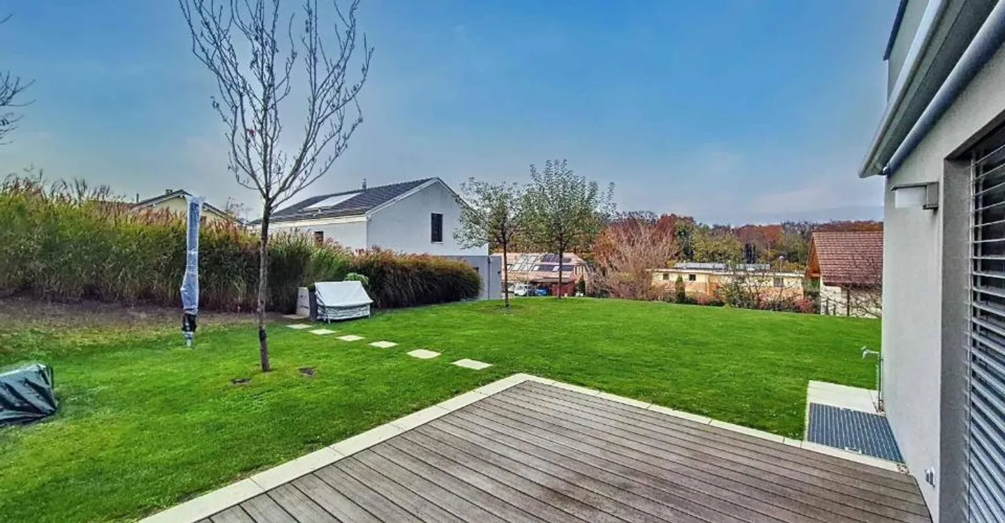Unique villa in a residential area! - Photo 9 of 10